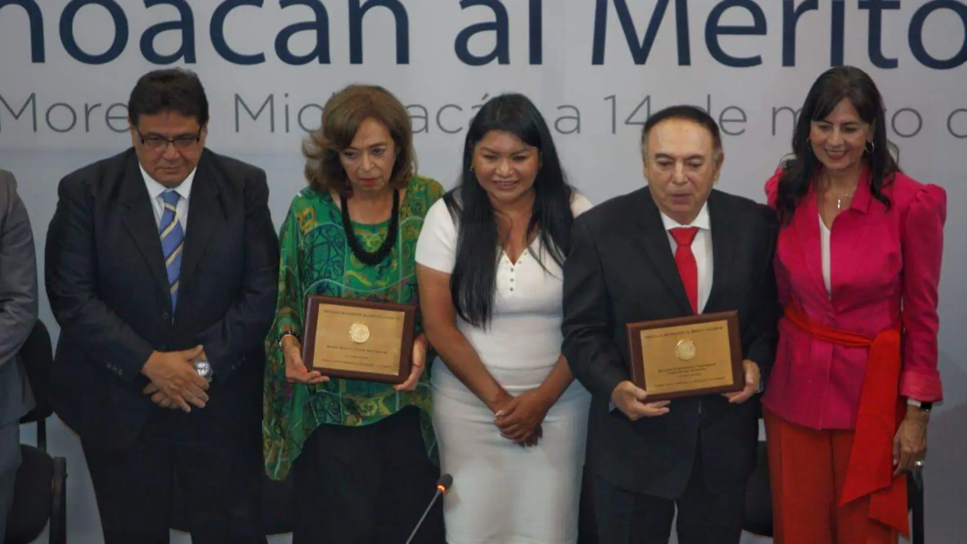 Entrega de medalla al merito docente 1